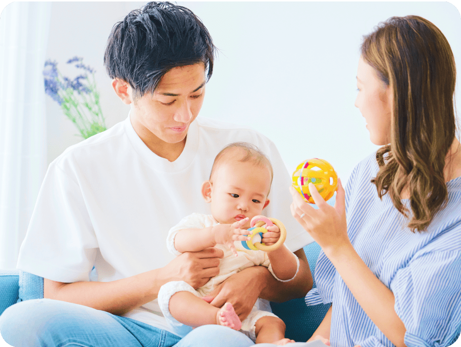 夫婦で子どもと遊んでいる様子