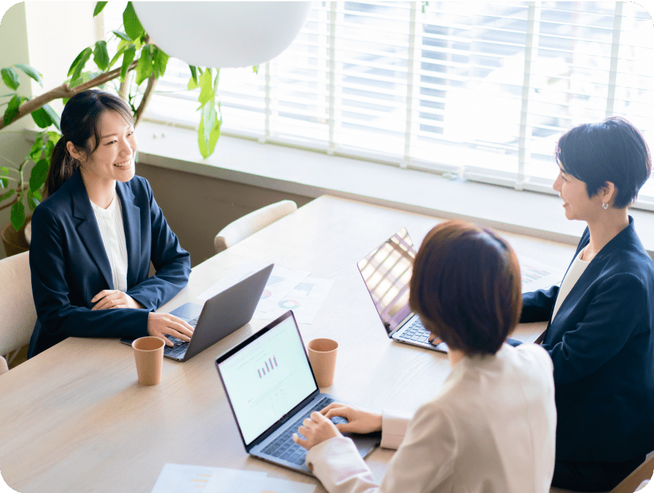 3人の女性が話している様子