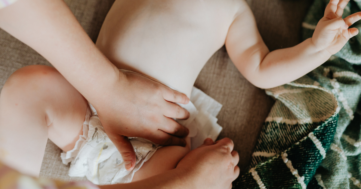 「うんち出なくて苦しそう…」赤ちゃんの便秘に効く綿棒浣腸のポイント