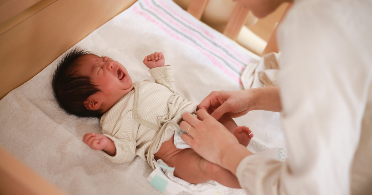 赤ちゃんが下痢に⋯受診目安は？見逃せない症状・注意点を解説