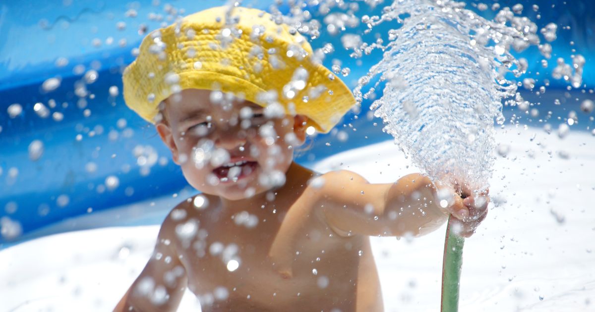 赤ちゃんの水遊びデビューはいつから？体調管理と紫外線対策